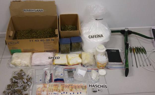 La Policía vasca ha requisado distintas drogas, sustancia de corte, dinero, una ballesta y enseres necesarios para el negocio./E. C.