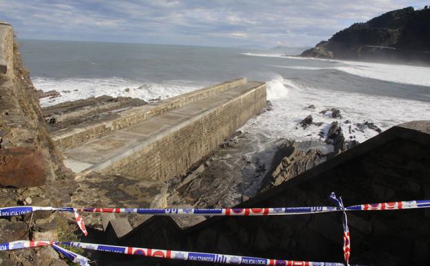 El Ayuntamiento de Mutriku cerrará a partir de ahora el acceso al rompeolas de Ondarbeltz con alertas por temporal.