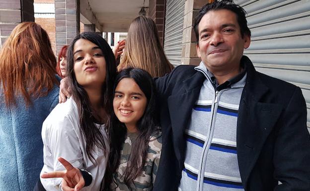 Jon Jiménes lleva años tratando de sacar adelante él solo a sus hijas, Lucía y Yasmina, desde que su mujer les «abandonó». Ayer no podía contener la emoción./TERRY BASTERRA