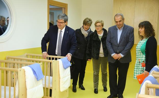 El alcalde, Juan Mari Aburto, en la inauguración de la nueva zona de la haurreskola de San Inazio./E. C.