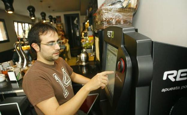 Un joven realiza su apuesta en un bar. / J. A.