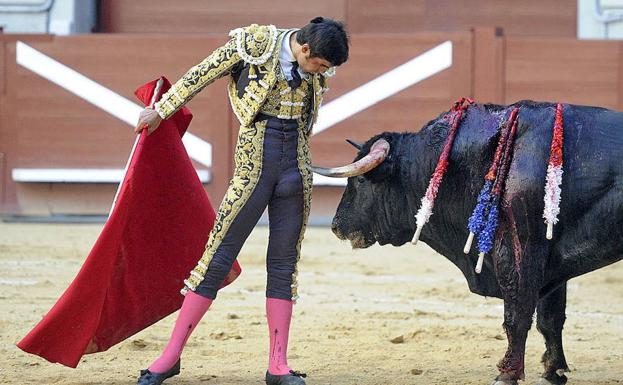 El torero Miguel Ángel Perera en una corrida durante la feria de La Blanca 2016./Iosu Onandia