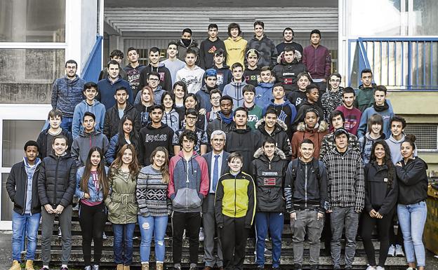 Alumnos de Egibide Jesús Obrero que participarán en STARTInnova, a las puertas del centro.