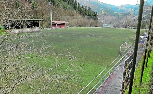 La reforma de los campos deportivos de Unbe se llevará a cabo este año./FÉLIX MORQUECHO