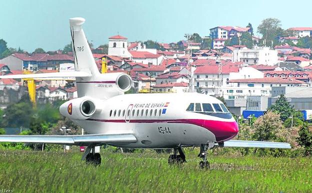 El avión del Rey fotografiado ese mismo día, el 5 de mayo, en Hondarribia./Juan Miguel Anatol @jmanatol