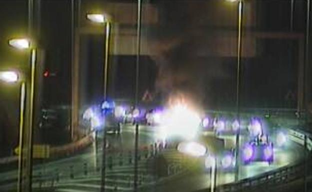 Arde un coche en la A-8 en Abanto y provoca retenciones durante una hora