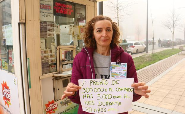 Nuria Sánchez Peláez en la garita donde ha vendido el cupñon ganador/Jesús Andrade