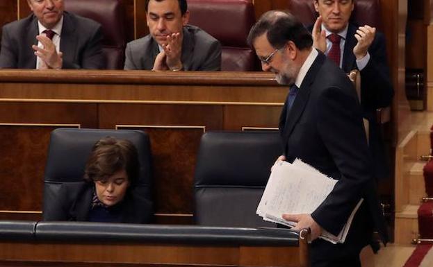 Rajoy (d), tras su intervención durante la sesión plenaria del Congreso. /Ballesteros (Efe)