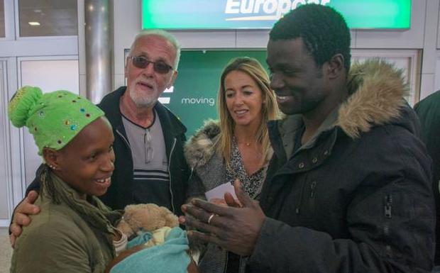 La joven Djenabu, con Montaca en brazos, el día que llegó a Santander, en diciembre./Alberto Aja