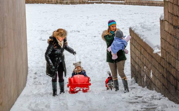 Una familia disfruta de la nieve en la Plaza de los Fueros el pasado 28 de febrero./Blanca Castillo