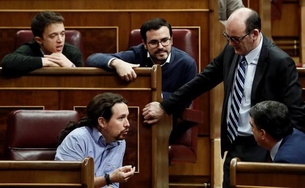 Iglesias (i), conversa con el portavoz del PNV en el congreso Aitor Esteban (d), durante el pleno del Congreso. /Mariscal (Efe)
