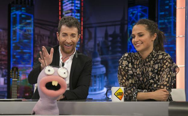 Alicia Vikander: «Estuvieron ocho días tirándome bombas de agua»