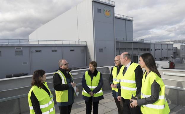 La consejera Arantxa Tapia ha visitado el bloque logístico de Mercadona en el polígono vitoriano de Júndiz.