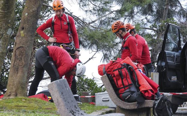 Agentes de rescate se preparan para recuperar el cuerpo. /Luis Calabor