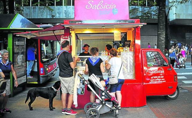 En Bilbao funcionan ‘gastronetas’ como la de la imagen, en la Gran Vía, especializada en salchichas. /Ignacio Pérez
