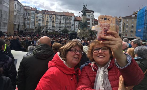 La plaza de la Virgen Blanca durante la protesta de los jubilados.