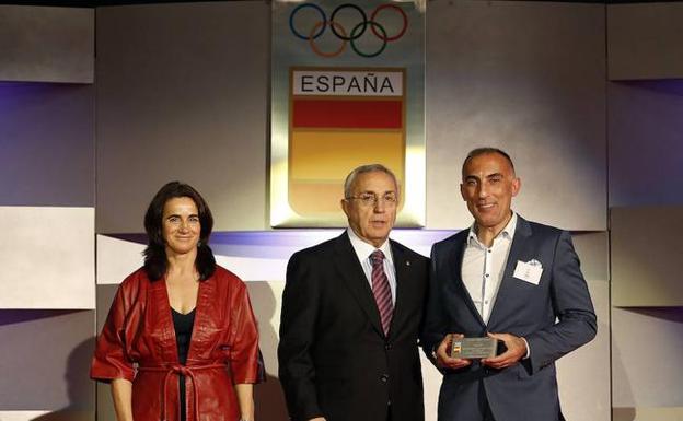 Solís, tras recoger la placa de homenaje en Madrid. / E. C.
