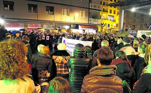 Imagen de una concentración anterior en Ermua contra la violencia machista./A. LASUEN