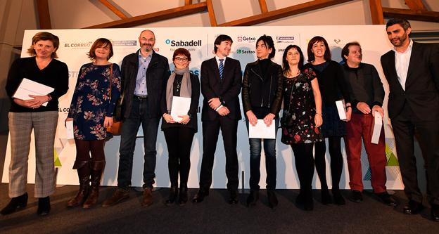 Los tutores de los diez equipos finalistas junto a Álex Bidetxea y Mikel Ramírez, en representación de Lurpelan y ARM Robotics, respectivamente.