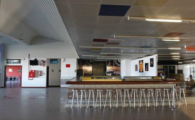 La cafetería del aeropuerto de Foronda lleva casi siete años cerrada./Blanca Castillo