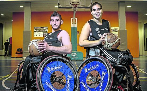 Martín Pérez y Beatriz Zudaire, capitanes del Zuzenak de baloncesto, posan antes de un entrenamiento./Blanca Castillo