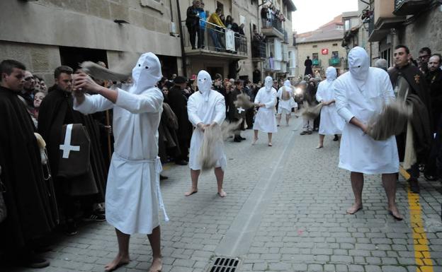 Hasta seis de los nueve disciplinantes que se flagelaron durante la procesión de Jueves Santo en San Vicente coincidieron al mismo tiempo en el tramo de la Calle Mayor del municipio sonserrano./