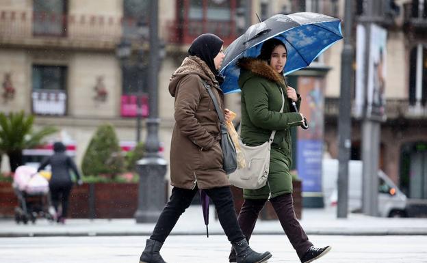 Dos mujeres pasean por BIlbao./E. C.