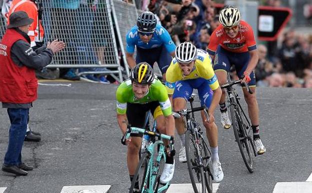 Alaphilippe, segundo en la foto, en el momento que rebasa a Roglic en el sprint./BORJA AGUDO