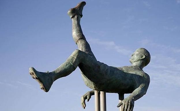 Ramón Unzaga tiene una estatua en su honor frente al estadio de El Morro, en Chile./