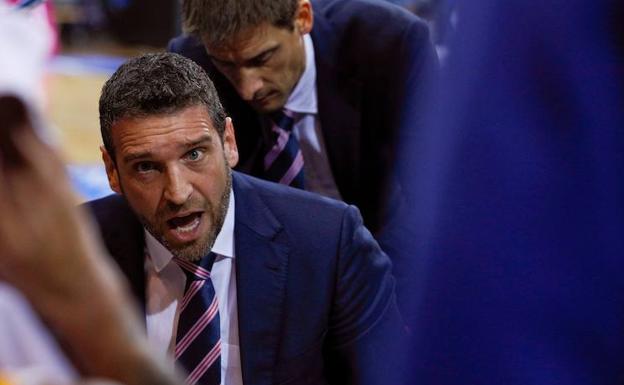 Ibon Navarro habla con su equipo durante un tiempo muerto./E. C.