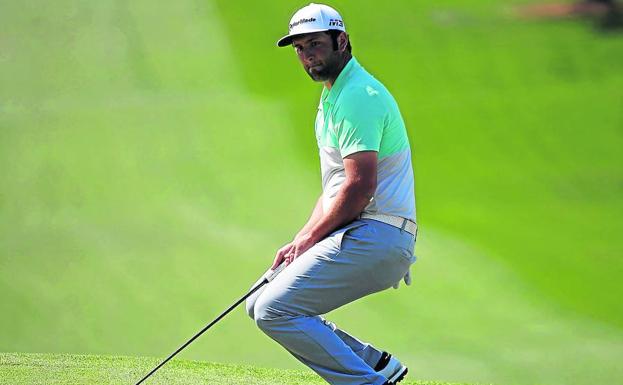 Jon Rahm lamenta un putt fallado en el hoyo 7 en su primera jornada en Augusta./REUTERS
