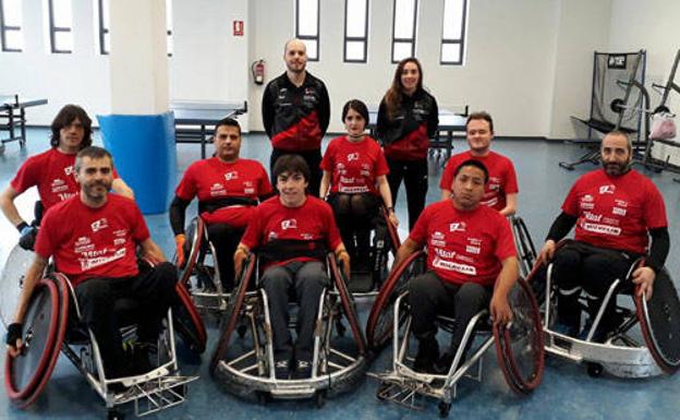 El nuevo equipo de rugby en silla de ruedas, junto a sus entrenadores./Zuzenak