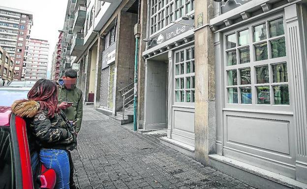 Café teatro de la calle Caserío Landaburu de Santutxu donde se produjo la reyerta./Jordi Alemany