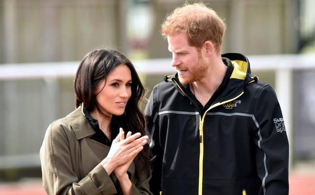El príncipe Enrique (d) y su prometida, la estadounidense Meghan Markle, visitan la Universidad de Bath. /Neil Munns (Efe)