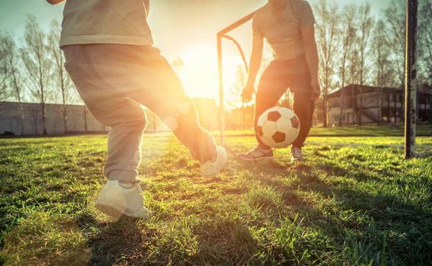 Umeak futbolean jolasten./Fotolia