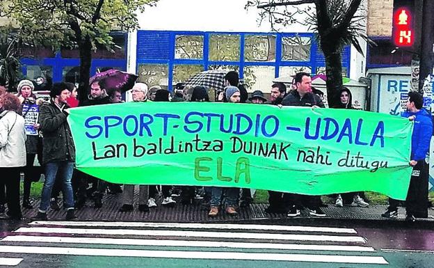 Monitores deportivos de Getxo, durante la huelga del miércoles./e. c.