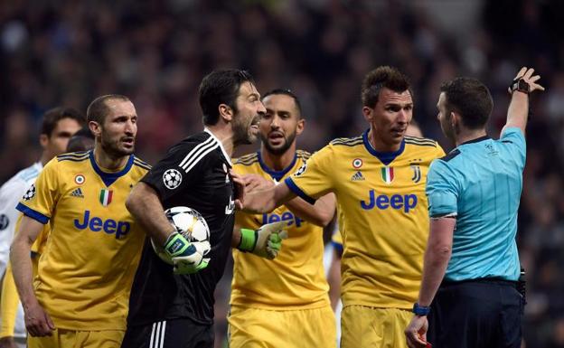 Gianluigi Buffon protesta a Michael Oliver tras el penalti en el Bernabéu. /AFP