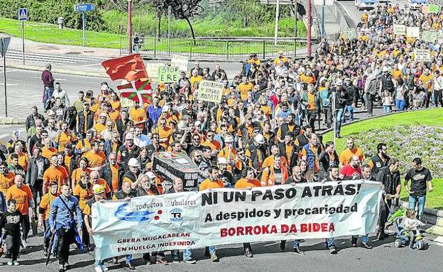 La marea naranja que conforman los empleados en huelga de Productos Tubulares, antes de enfilar hacia el casco urbano de Barakaldo. /Borja Agudo