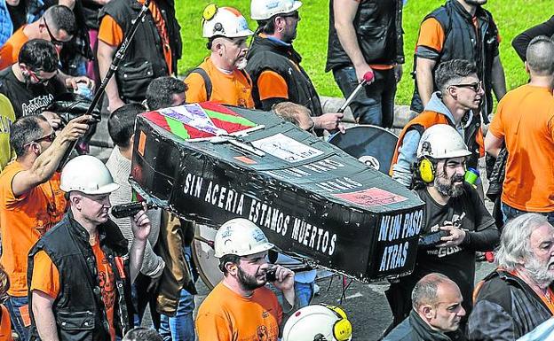 La plantilla expresó con un ataúd su rechazo al cierre de la acería.