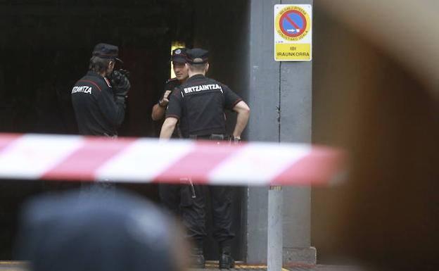 Fallece de un infarto tras enfrentarse a ertzainas que acudieron a un altercado en una vivienda de San Sebastián