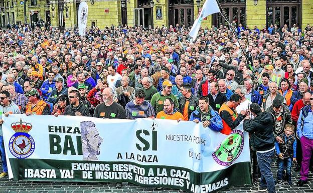 Unas 4.000 personas se concentraron ayer en Bilbao, según la organización, en defensa de la caza./Ignacio Pérez