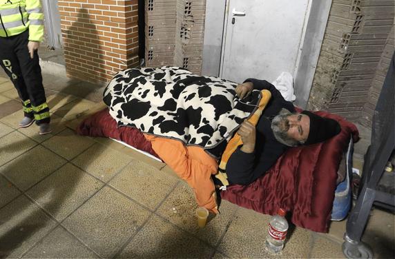 Imagen de una persona sin hogar en Bilbao . /LUIS CALABOR