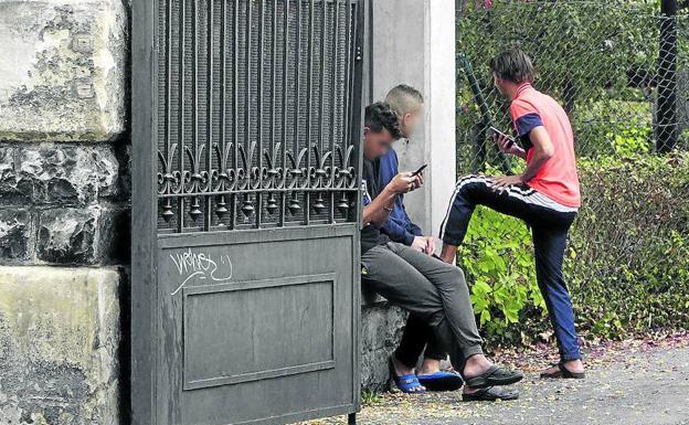 Menores, ajenos a la información, en uno de los centros vascos que atienden a menores con problemas de conducta./R. Gutiérrez
