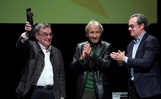 Pedro Olea recibe la Biznaga de Plata en presencia del actor José Sacristán y el director del evento, Juan Antonio Vigar.