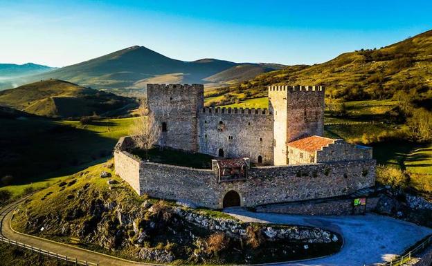 El castillo de Argüeso, de carácter defensivo, se ubica sobre un cerro desde donde custodiaba el camino que unía la costa con Castilla./