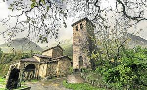 Vista exterior de la colegiata de Santa María de Lebeña./ANDRÉS FERNÁNDEZ