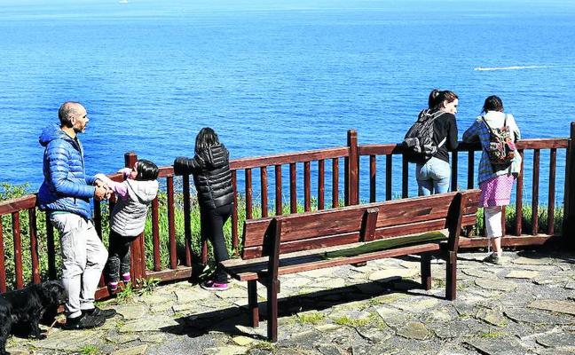 El sendero se asoma a un mirador sobre la costa./Maika Salguero