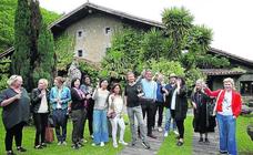 Repercusión internacional. Periodistas de una decena de países probaron lo más selecto de la gastronomía vizcaína en el Baserri Maitea./Jordi Alemany