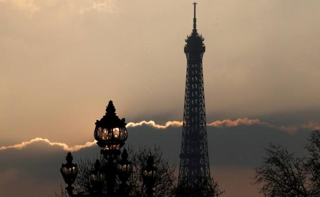 Frustración entre los turistas por no poder visitar la Torre Eiffel