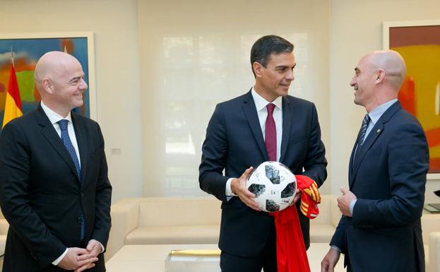 Gianni Infantino Pedro Sánchez y Luis Rubiales. /Calvo
